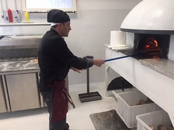 Una passeggiata nella fabbrica con il forno a legna 
