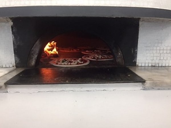 Una passeggiata nella fabbrica con il forno a legna 