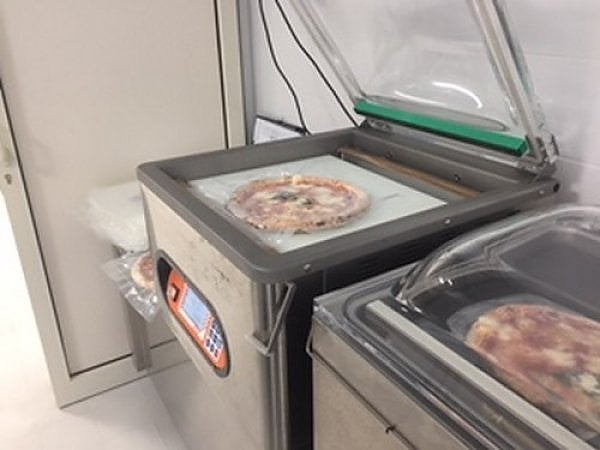 Una passeggiata nella fabbrica con il forno a legna 