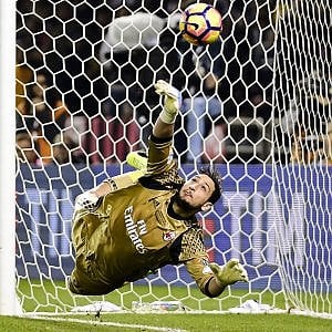 Milan, i 18 anni di Donnarumma. Buffon: "Puoi segnare un'epoca"
