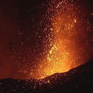 L'Etna torna a eruttare. Allarme arancione per gli aerei in volo