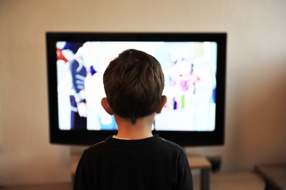 Bambini e Tv, otto regole per una buona visione