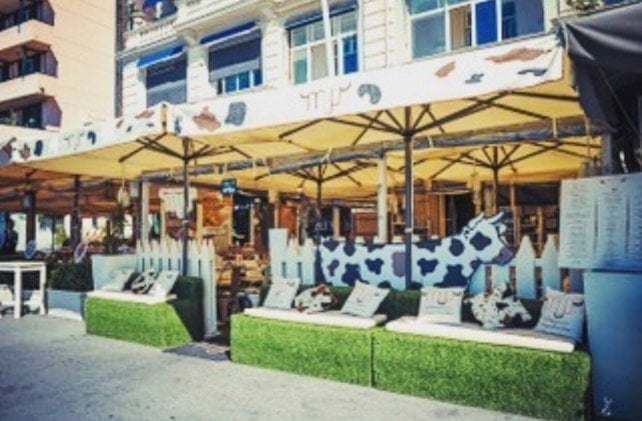 Napoli e la passeggiata del gusto di fronte al Golfo