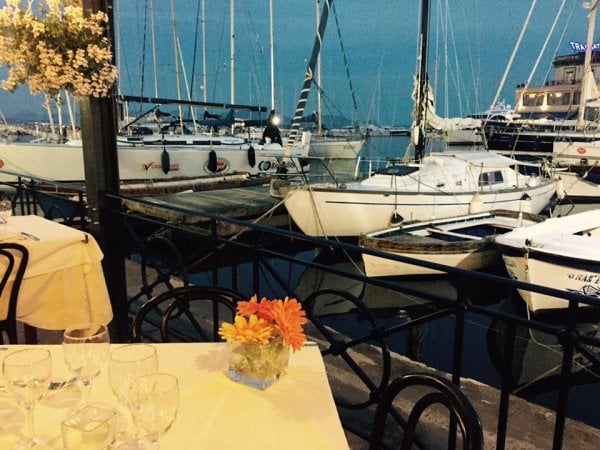 Napoli e la passeggiata del gusto di fronte al Golfo