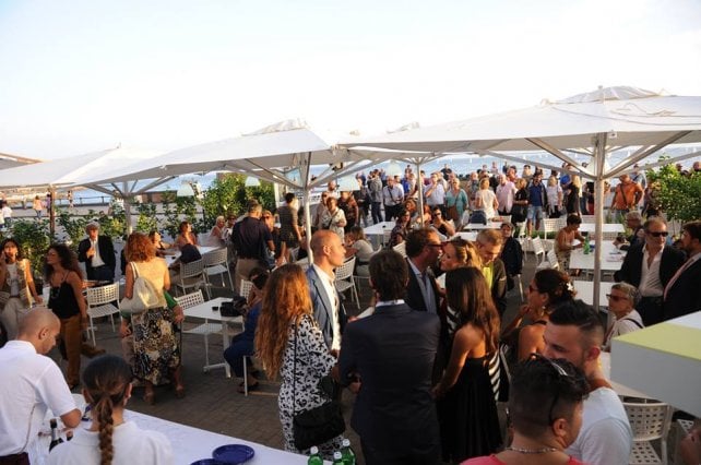 Napoli e la passeggiata del gusto di fronte al Golfo