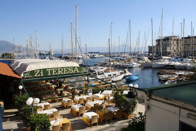 Napoli e la passeggiata del gusto di fronte al Golfo
