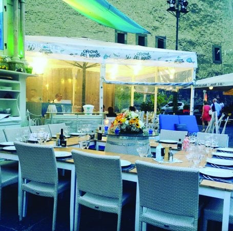 Napoli e la passeggiata del gusto di fronte al Golfo