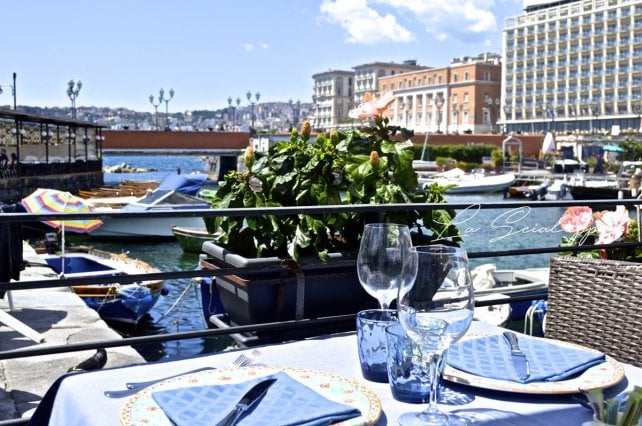 Napoli e la passeggiata del gusto di fronte al Golfo