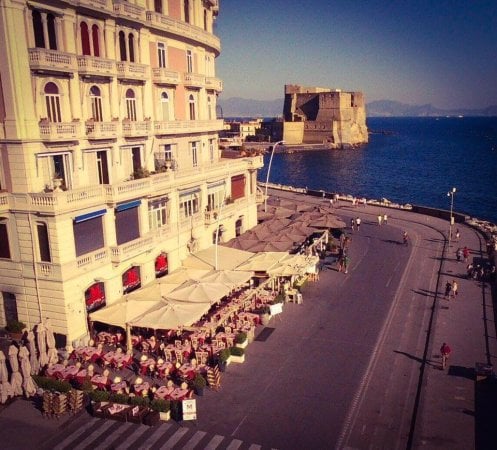 Napoli e la passeggiata del gusto di fronte al Golfo