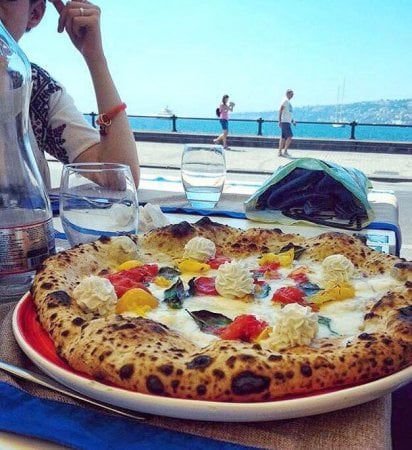 Napoli e la passeggiata del gusto di fronte al Golfo