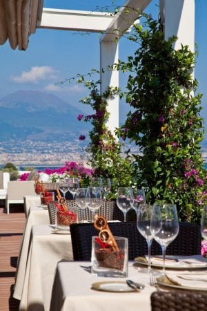 Napoli e la passeggiata del gusto di fronte al Golfo
