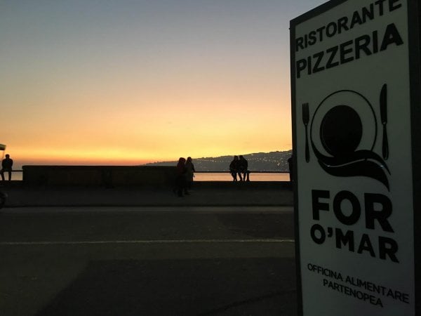 Napoli e la passeggiata del gusto di fronte al Golfo