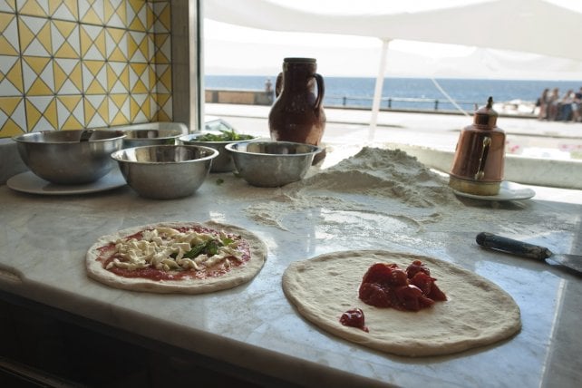 Napoli e la passeggiata del gusto di fronte al Golfo