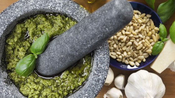 Basilico genovese D.O.P, aglio di Vessalico e pinoli sono tra gli ingredienti della ricetta -candidata patrimonio unesco- del vero pesto alla genovese