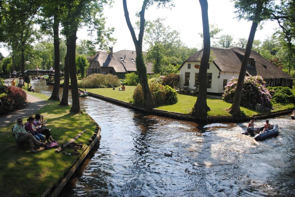 Giethoorn, la 'Venezia del Nord' che ha bandito le auto