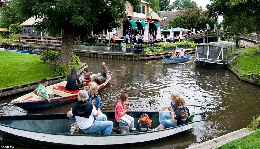 Giethoorn, la 'Venezia del Nord' che ha bandito le auto