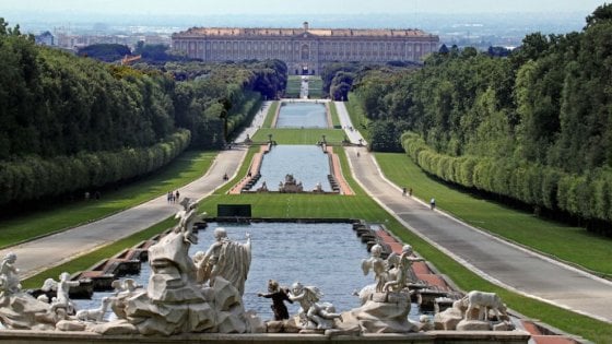 Una veduta di parte del giardino della reggia vanvitelliana