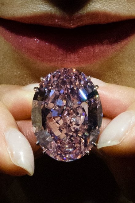 Hong Kong Il Diamante Rosa Pi Grande Al Mondo Venduto All asta Per 71 