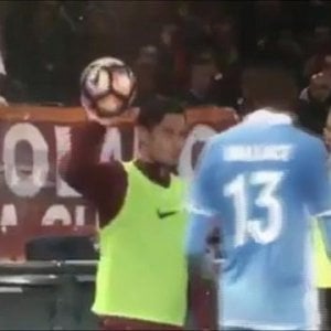 Totti, pallonata a Wallace: e Anderson lo insulta sui social