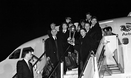 Cessione Milan, Sacchi: "Via un pezzo della mia vita". Baresi: "Finisce un'era vincente". Ventura: "Nella storia con Ajax e Barcellona"