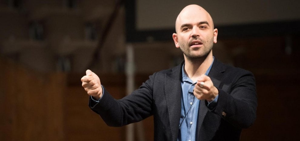 Roberto Saviano conquista 'Amici' con la poesia, l'ascolto