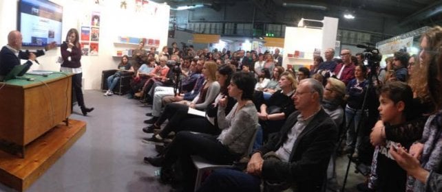 Bisio, Mazzariol, Marzano e i linguisti folla e dibattiti allo stand Robinson -   video