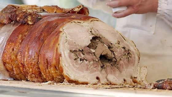 La porchetta, piatto tipico dei Castelli romani, &egrave; onnipresente nei menu delle fraschette