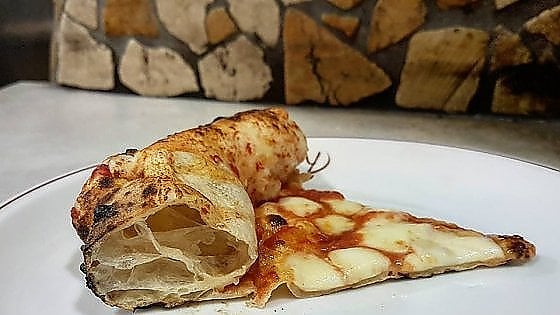 Un trancio di margherita che mostra la struttura interna del cornicione