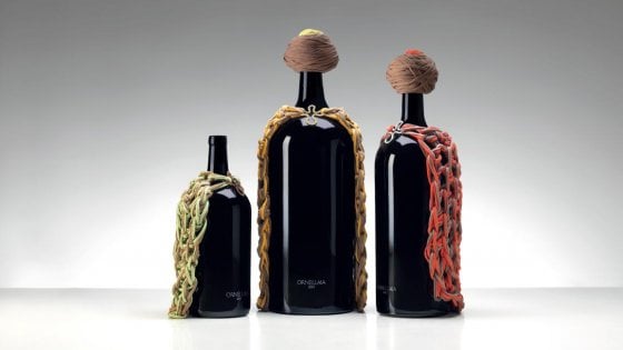 Le bottiglie, esemplari unici, che rappresentano la vendemmia Ornellaia L'Essenza 2014, "vestite" dall'artista brasiliano Ernesto Neto