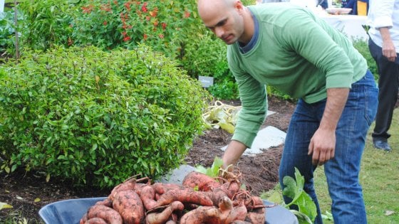 &nbsp;Sam Kass, ex chef degli Obama, nell'orto della Casa Bianca. Sar&agrave; lui a intervistare Barack Obama a Milano