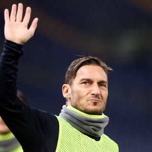 Roma, Totti rimanda l'addio a fine campionato: "Mancano 23 giorni, avete aspettato un anno..."