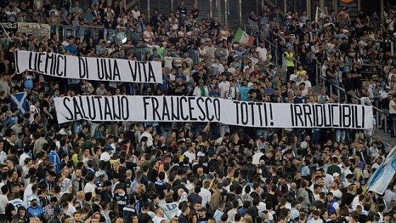Totti, salutano anche ultras della Lazio: "Meriti rispetto, una stretta di  mano dai tuoi 'nemici' migliori" - la Repubblica