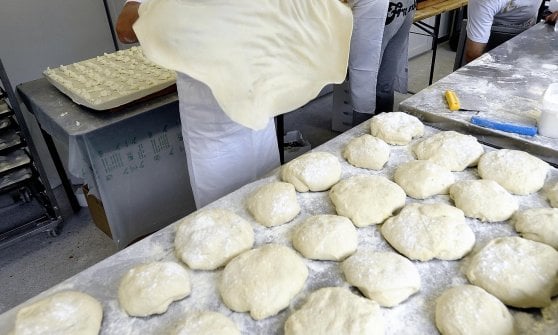 Momento della stesura della focaccia