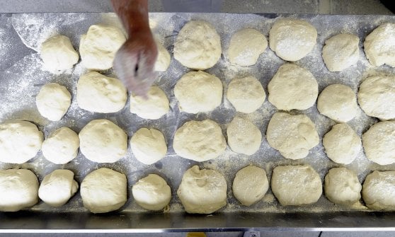 L'impasto viene diviso in piccoli panetti singoli prima di stenderlo