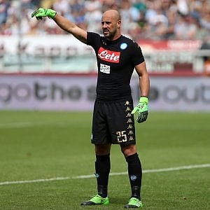 Napoli, si cerca un portiere, ma tutto dipende da Reina. Il papà: "Pepe vuole restare"