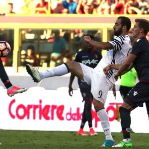Le pagelle di Bologna-Juventus: Da Costa para quasi tutto, Higuain non punge