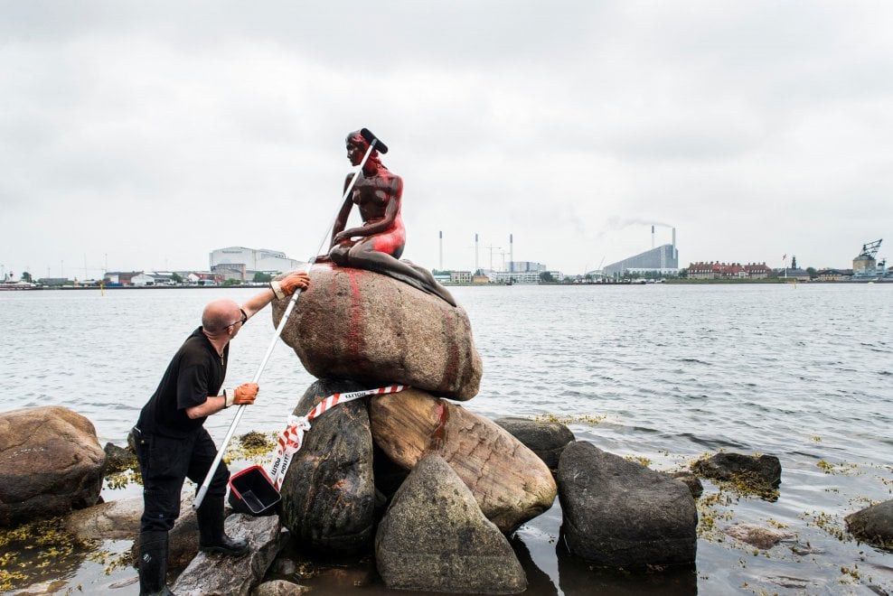 Copenaghen, la Sirenetta imbrattata di rosso: attacco ambientalista contro la caccia alle balene