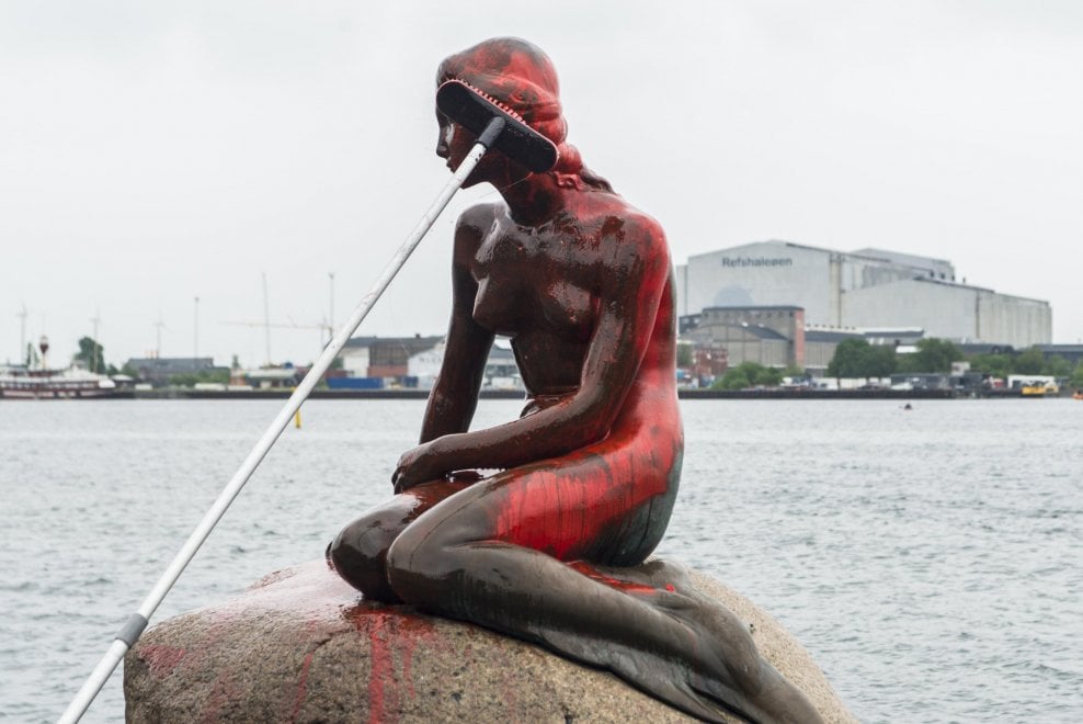 Copenaghen, la Sirenetta imbrattata di rosso: attacco ambientalista contro la caccia alle balene
