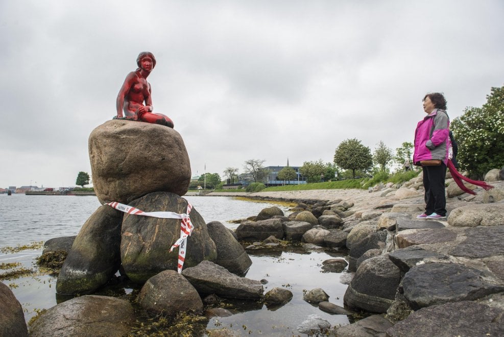 Copenaghen, la Sirenetta imbrattata di rosso: attacco ambientalista contro la caccia alle balene