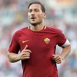 Roma, Totti premiato dalla Uefa: "Una carriera fantastica"