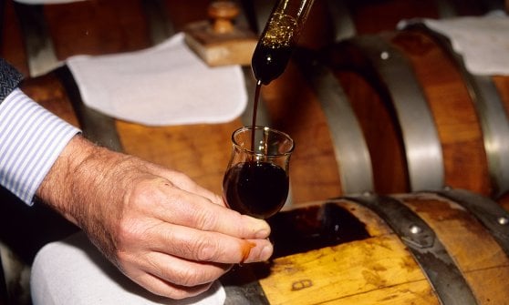 Spillatura dell'aceto balsamico tradizionale di Modena Dop