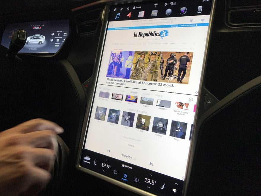 Gli schermi tattili della Tesla 