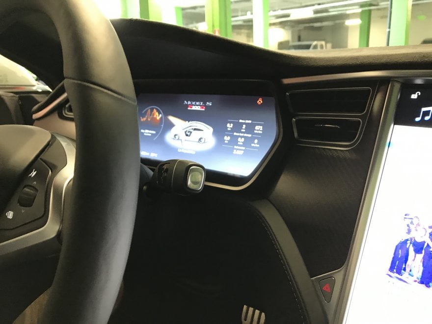 Gli schermi tattili della Tesla 