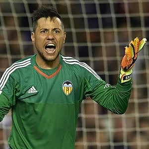 Napoli, spunta l'ipotesi Diego Alves in porta. "Ma soltanto se va via Pepe Reina"