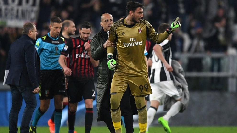 Donnarumma, il bacio alla maglia del Milan - Sport - La Repubblica