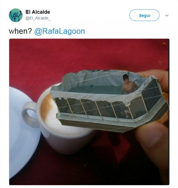 Il bambino nella piscina fai da te sul balcone: l'ironia della rete tra meme e battute