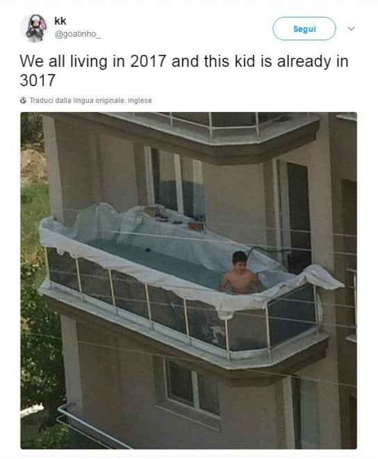 Il bambino nella piscina fai da te sul balcone: l'ironia della rete tra meme e battute