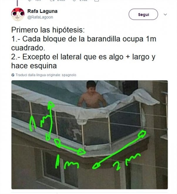 Il bambino nella piscina fai da te sul balcone: l'ironia della rete tra meme e battute