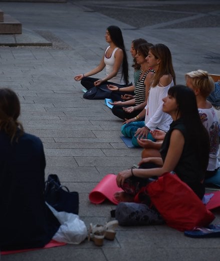 Yoga, la giornata internazionale: così si medita in piazza