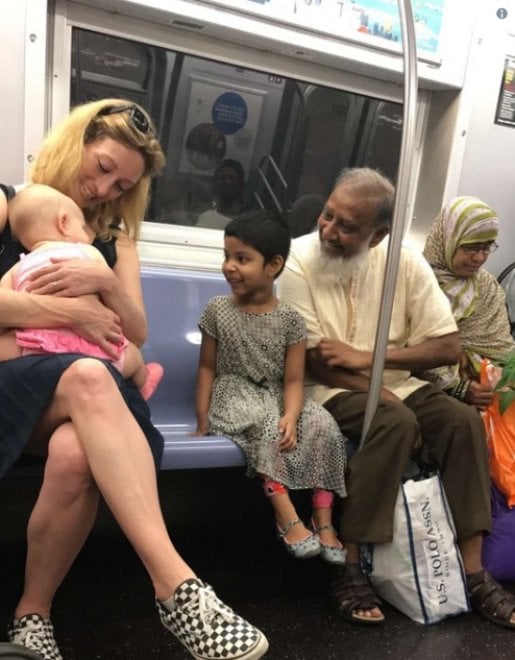 NY, "Questo renderà l'America di nuovo grande": la foto in metro diventa inno alla diversità